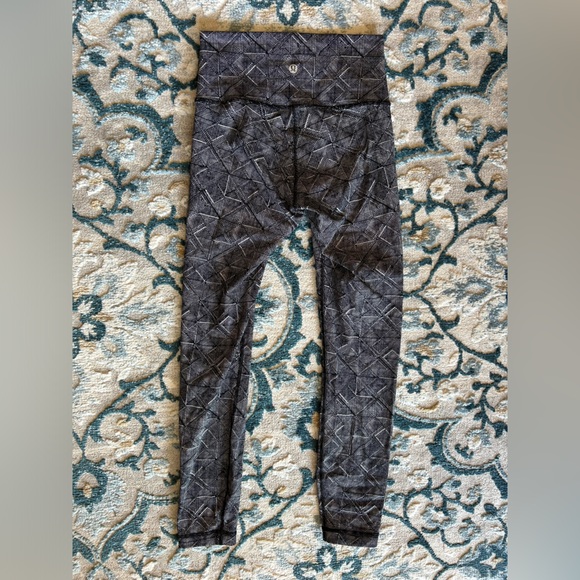 Lululemon black & white geometric shaped leggings. Size is either size 0 or 2 - Picture 4 of 5